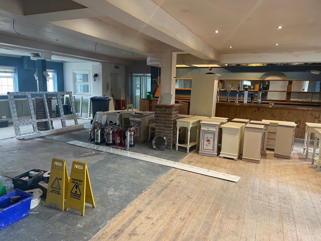 Lot: 12 - SUBSTANTIAL FREEHOLD PROPERTY ON 0.8 ACRES - RE-DEVELOPMENT POTENTIAL WITH SEA VIEWS - General internal view